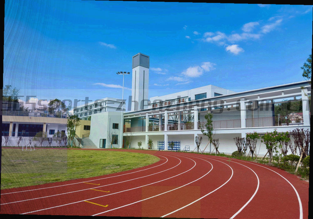 档案室内纸页、标签与索引卡叠放的暖调特写
